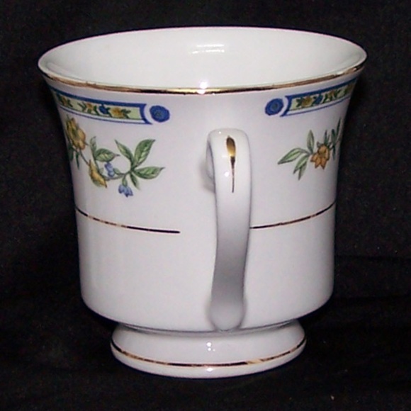 VTG- Truly Tasteful Fine China Tea Cup - Picture 3 of 8